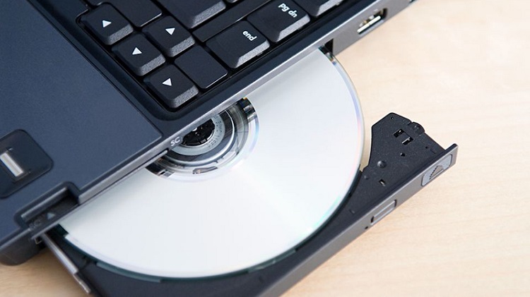 Khi máy tính có ổ đĩa dvd nhận đĩa nhưng không đọc được dữ liệu thì chúng ta phải làm gì